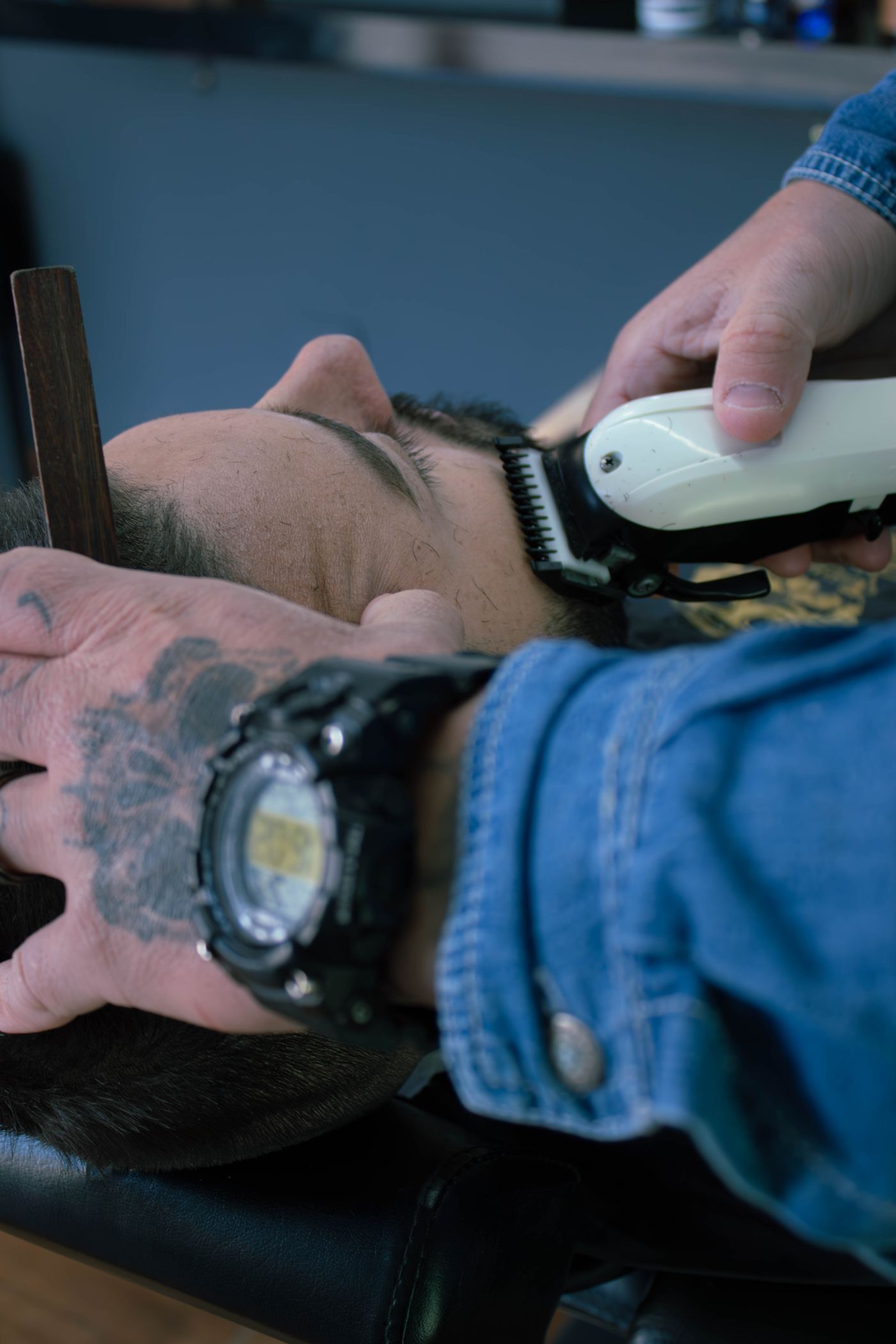 Barber realizând o tunsoare